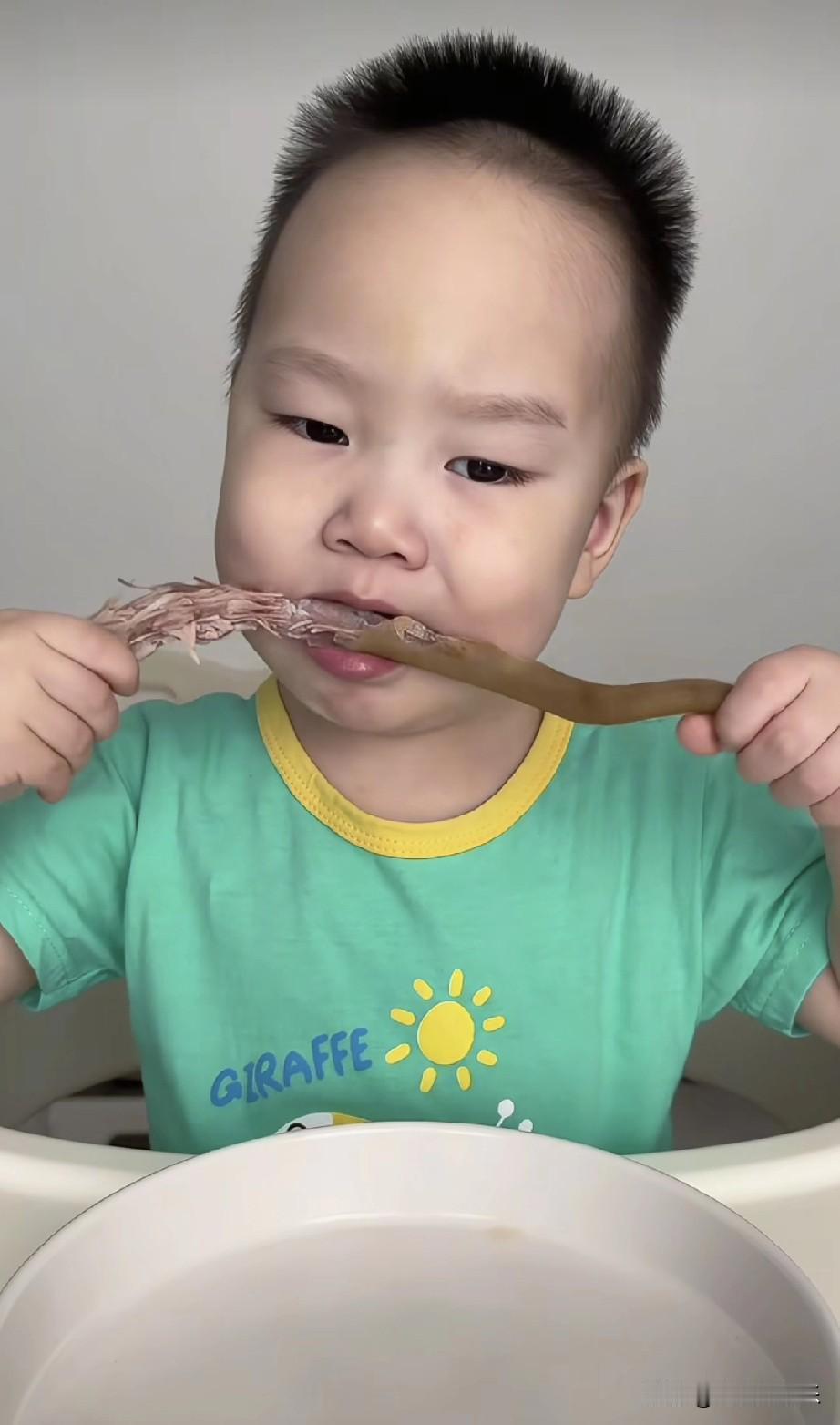 说句掏心窝子的，米乐被父母养废了。两岁的他除了吃饭乖，语言能力落后，身体比例