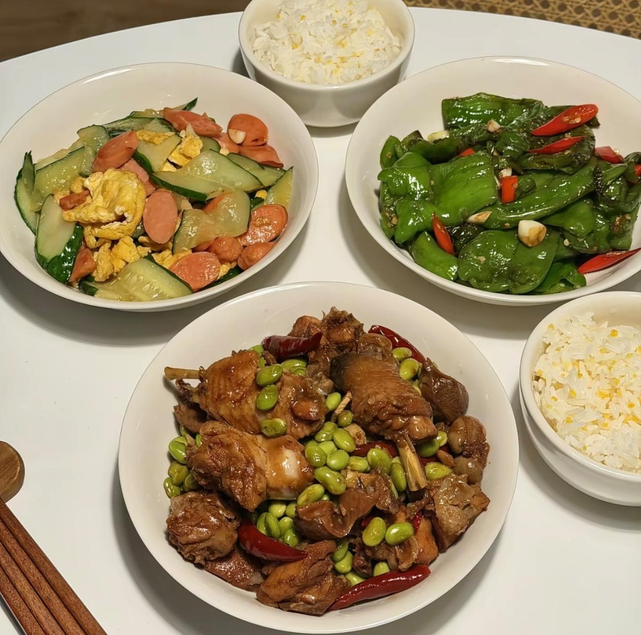 婶婶给叔叔做的二人三餐，顿顿色香味俱全。红烧菜、河鲜、时蔬、家常汤轮换着来，荤