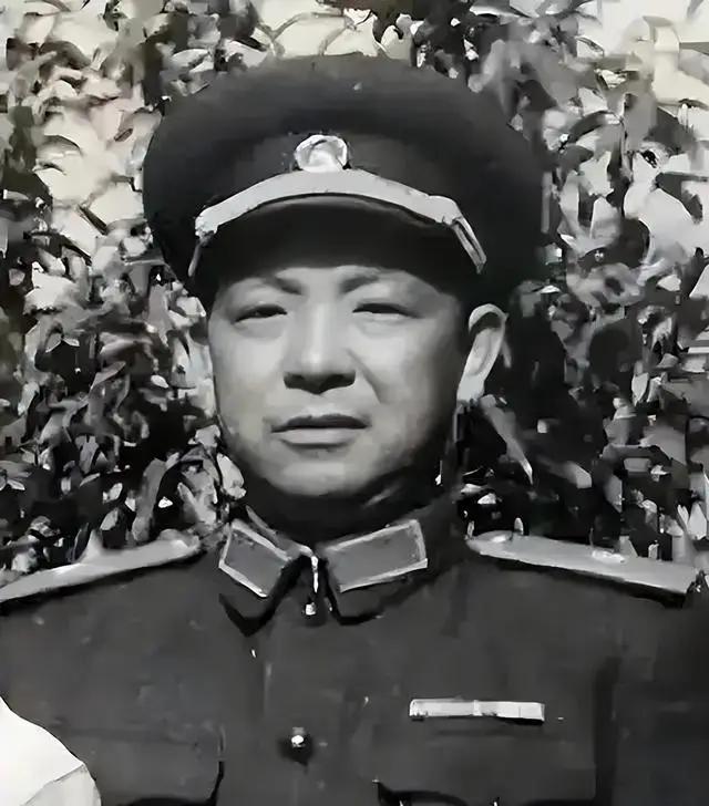 1955年大授衔，1052名开国将帅，有个人拿到的勋章，全军找不出第二个——五枚