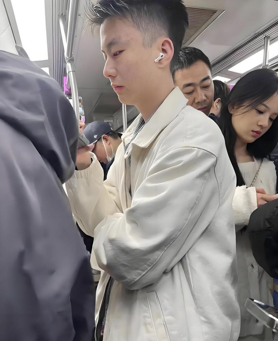 大叔一脸宠溺，女孩全程生无可恋