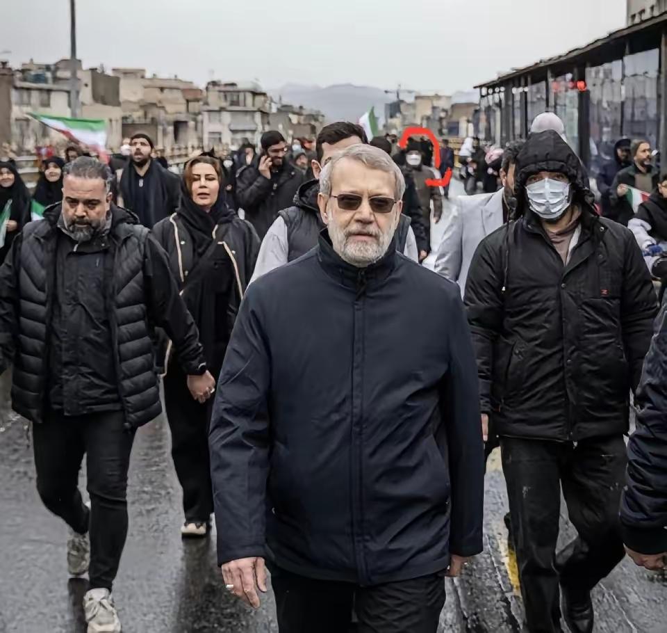 战争打到这个份上，已经收不住了。小以子收不住，这是它最后的搏击，输了中东就没