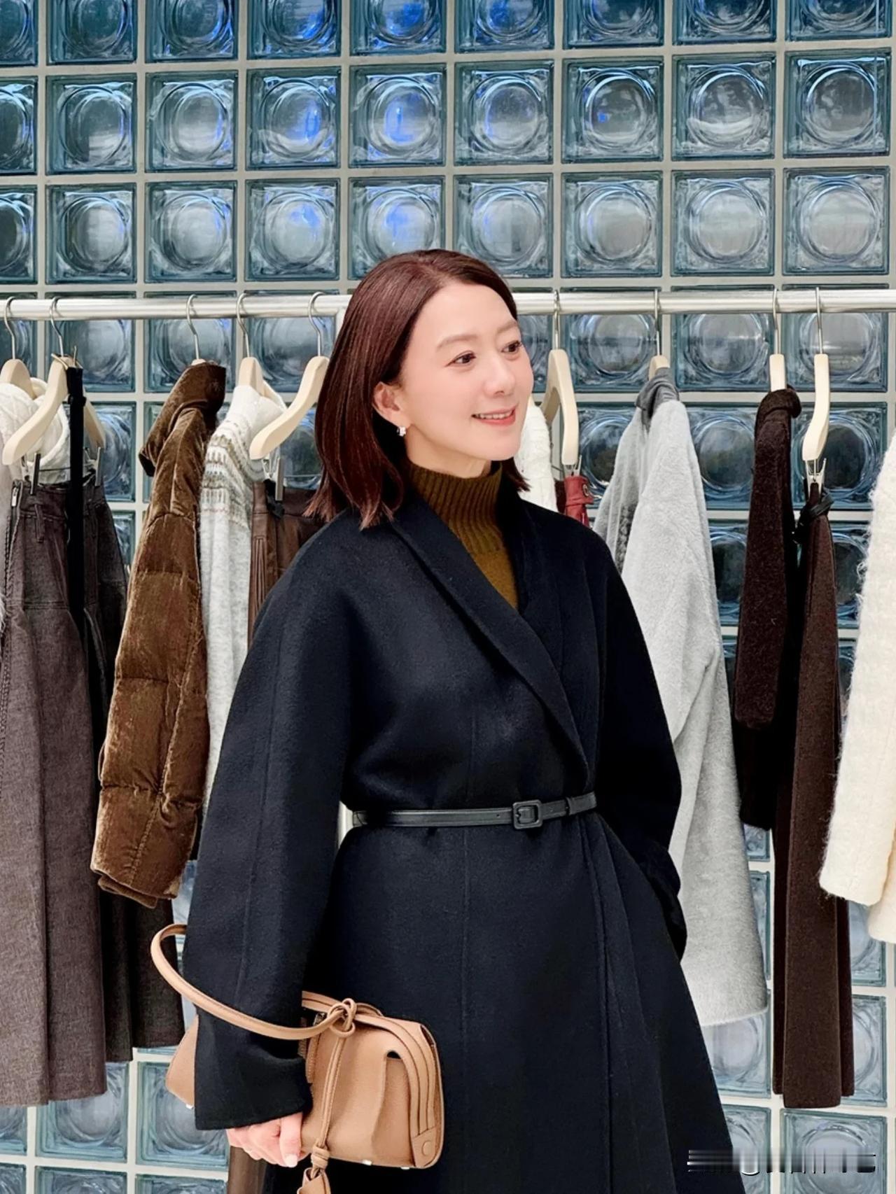 5日，演员金喜爱在自己的Instagram上上传了多张照片。公开的照片中，金喜爱