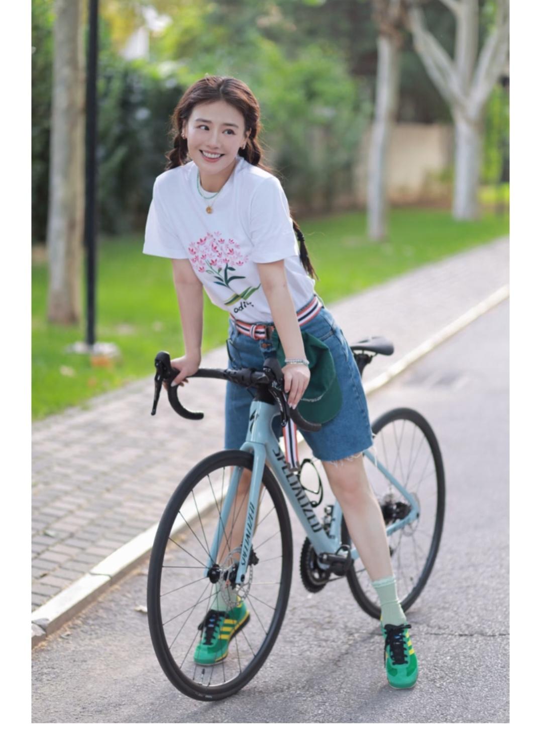 马思纯，这件花T恤让整个人看起来闪闪发光。