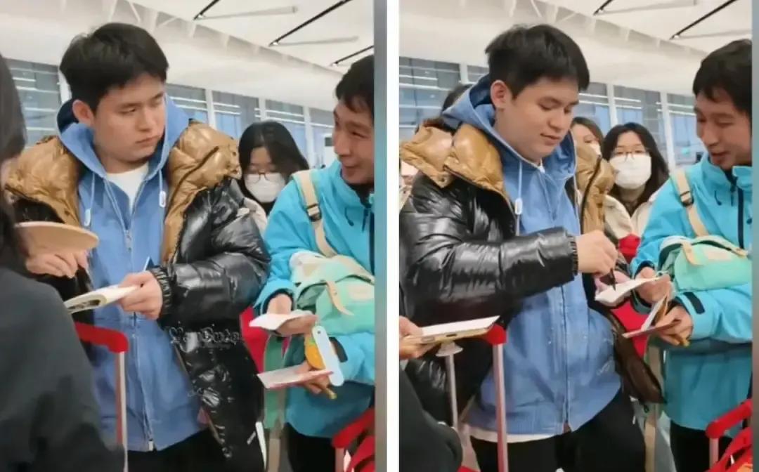 林诗栋刚在成都混团世界杯打完收官战，第二天拖着行李在机场被一位大哥拦下。大哥递