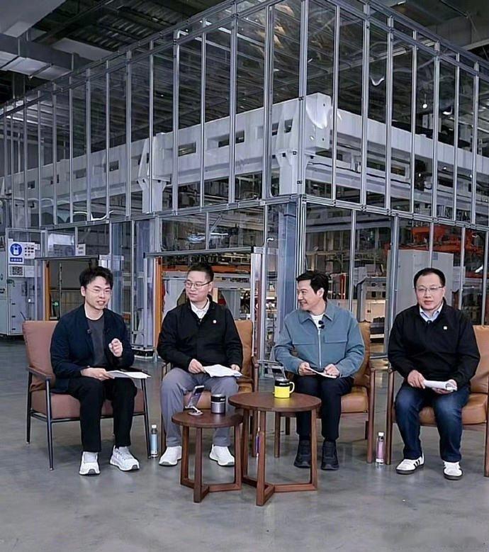 雷军宣布成立安全顾问委员会2月27日晚，小米创办人、董事长兼CEO雷军在小米汽车