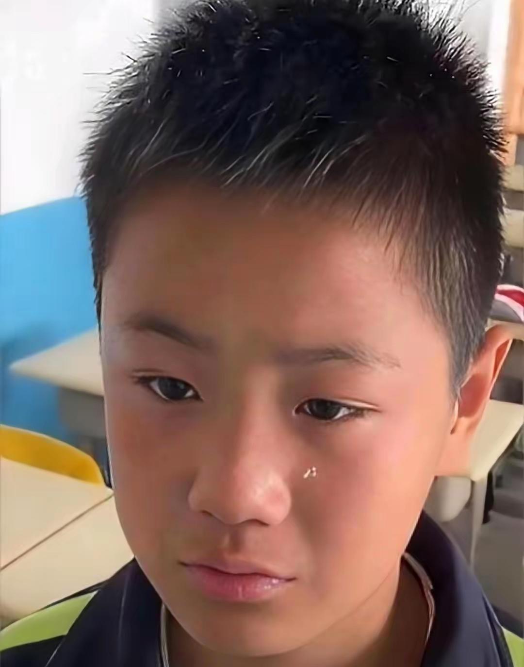 长沙班主任当众训话引争议：爸在工地辛苦，家里条件差，你更该拼命读书！网友怒了