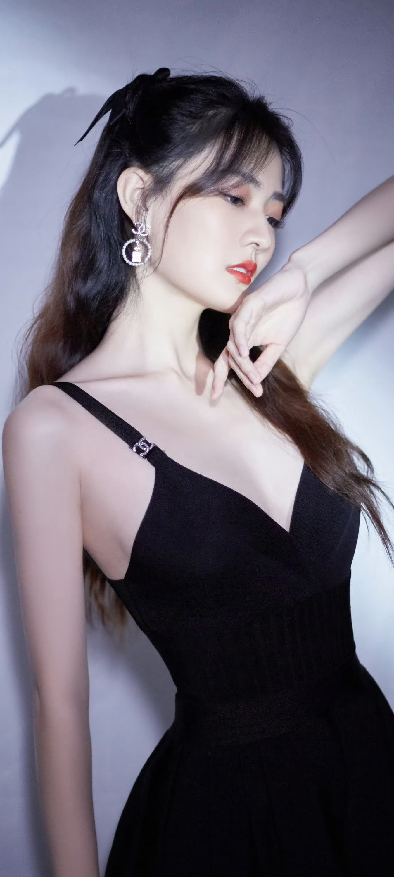 徐璐壁纸精选：黑色吊带穿搭美图集。徐璐