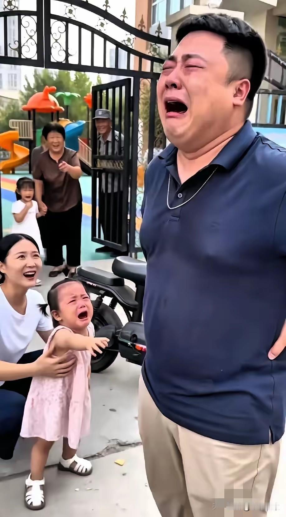 看到这一幕，被笑哭了！男子送女儿去幼儿园，将女儿交给老师，自己准备离开，女儿