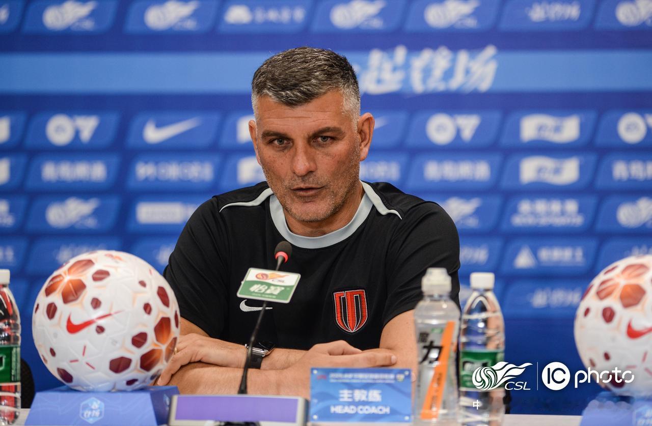 4月24日下午，成都蓉城队主教练约翰・阿洛伊西与队员索罗金出席赛前新闻发布会。