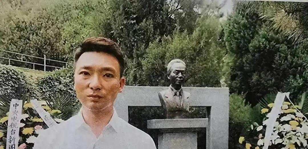 康辉每年清明去门头沟那个陵园，只买两样东西：一束菊花，一支百合。不多不少，跟交作
