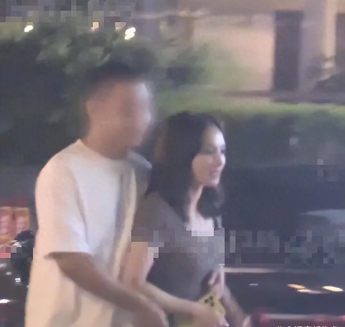 这是彭小苒的男友，据说是圈外人，但他对小苒却疼爱有加！出门便护住彭姐的腰，亦步亦
