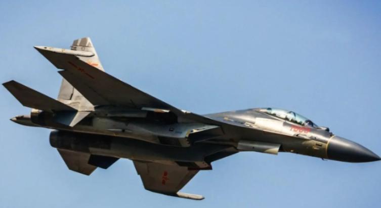 紧急战报！解放军战机“突然”遭遇外军。很多人以为这是我们雷达眼瞎，被对方偷袭了。