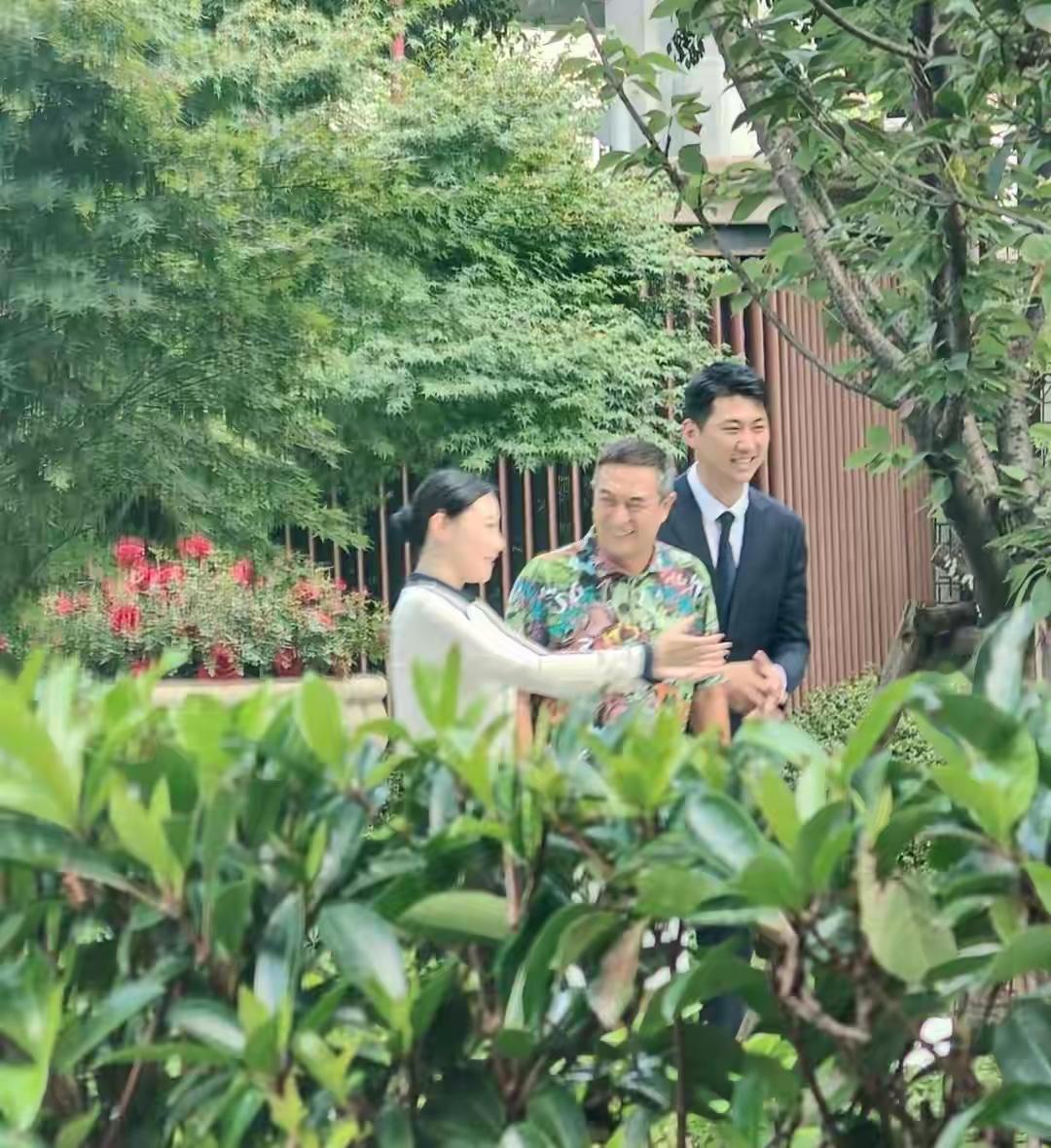 张嘉译也老了！56岁张嘉益现身成都高端楼盘看房的路透，直接戳中了网友的眼球。花