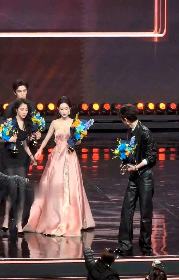 白鹿看张凌赫的眼神，像在看一个陌生人。曾经她能熟门熟路输入他家密码锁，对着摄像