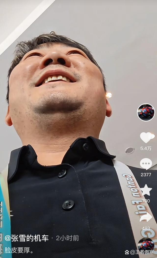 昨天刷到个挺有意思的事儿，张雪在广州广交会那边，直接当着人群喊广告。他也没绕