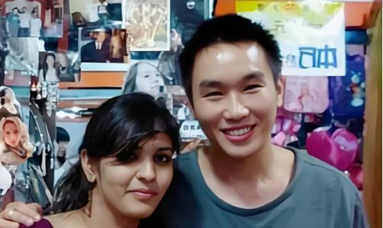 2012年，19岁的印度女孩莫迪娜，听说中国男人不打老婆、女人能挣钱，连夜收拾行