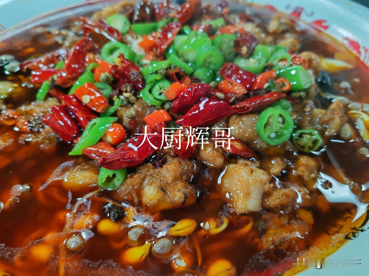 分享一道川味家常菜，风味藤椒鸡，好吃还非常下饭。鸡块加入盐、生抽、胡椒粉、料酒