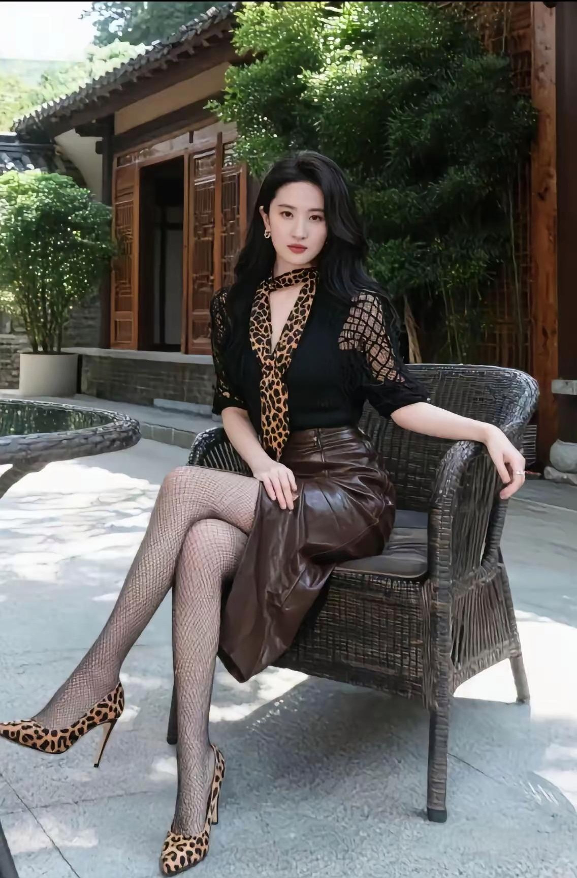 优雅黑裙，复古风情，都市女性的魅力！