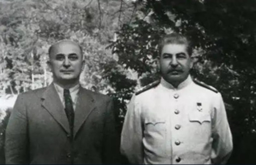 1943年，赫鲁晓夫儿子被判枪决，他为救儿子竟两次向斯大林下跪，颜面尽失，但最终