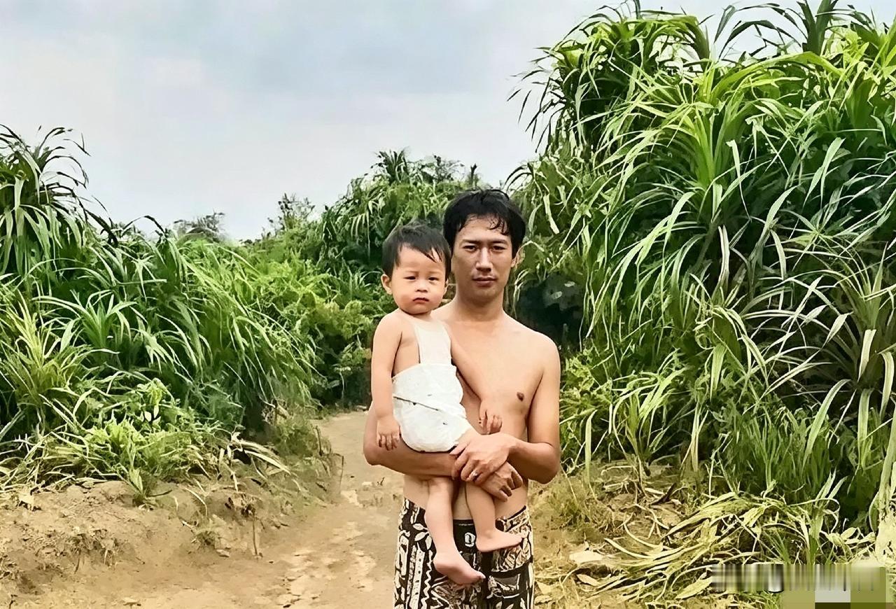 看看这张老照片，光膀子抱娃的，是年轻时的郭台铭，怀里是他大儿子郭守正。那时候他
