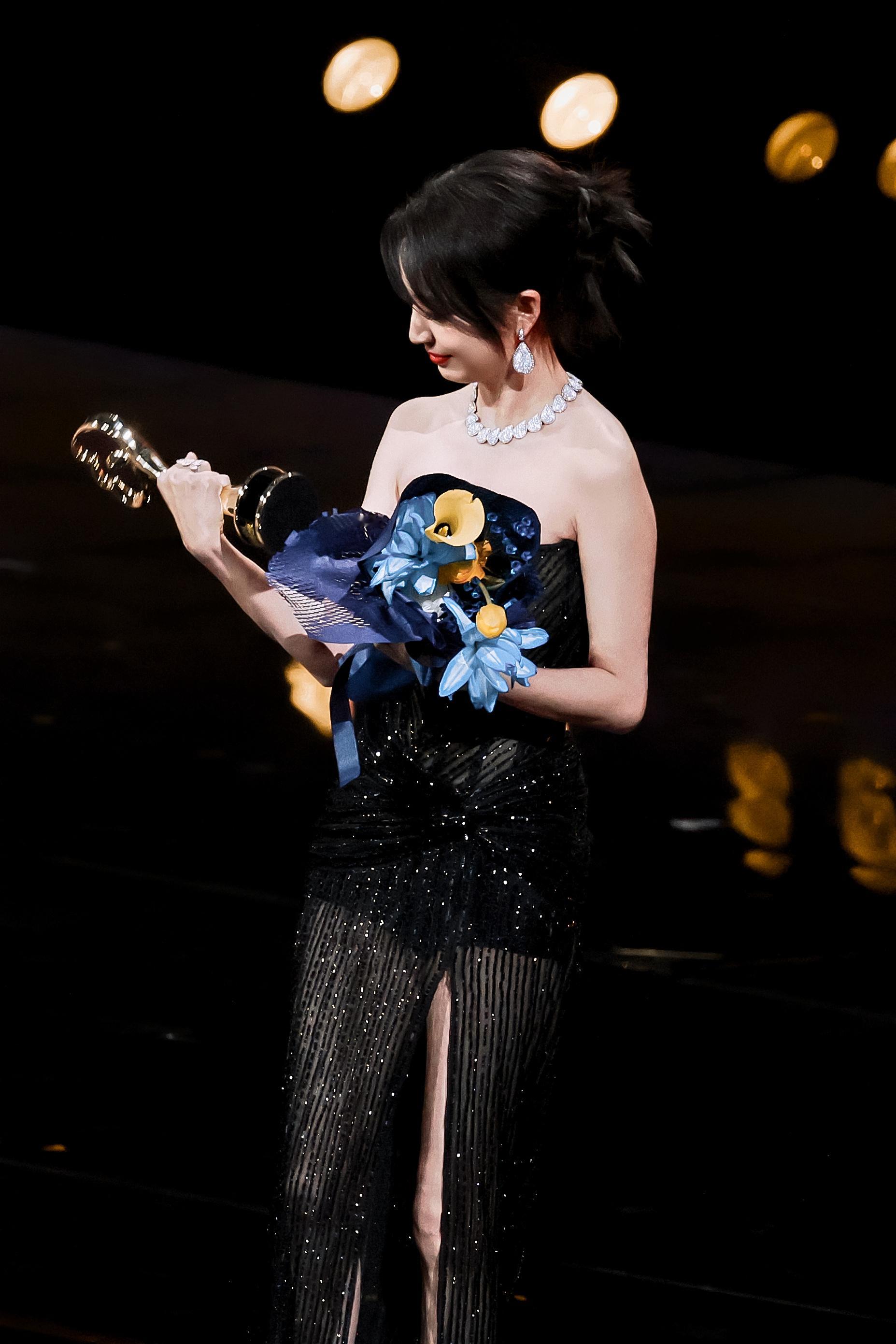 佟丽娅抹胸透视黑裙性感御姐风