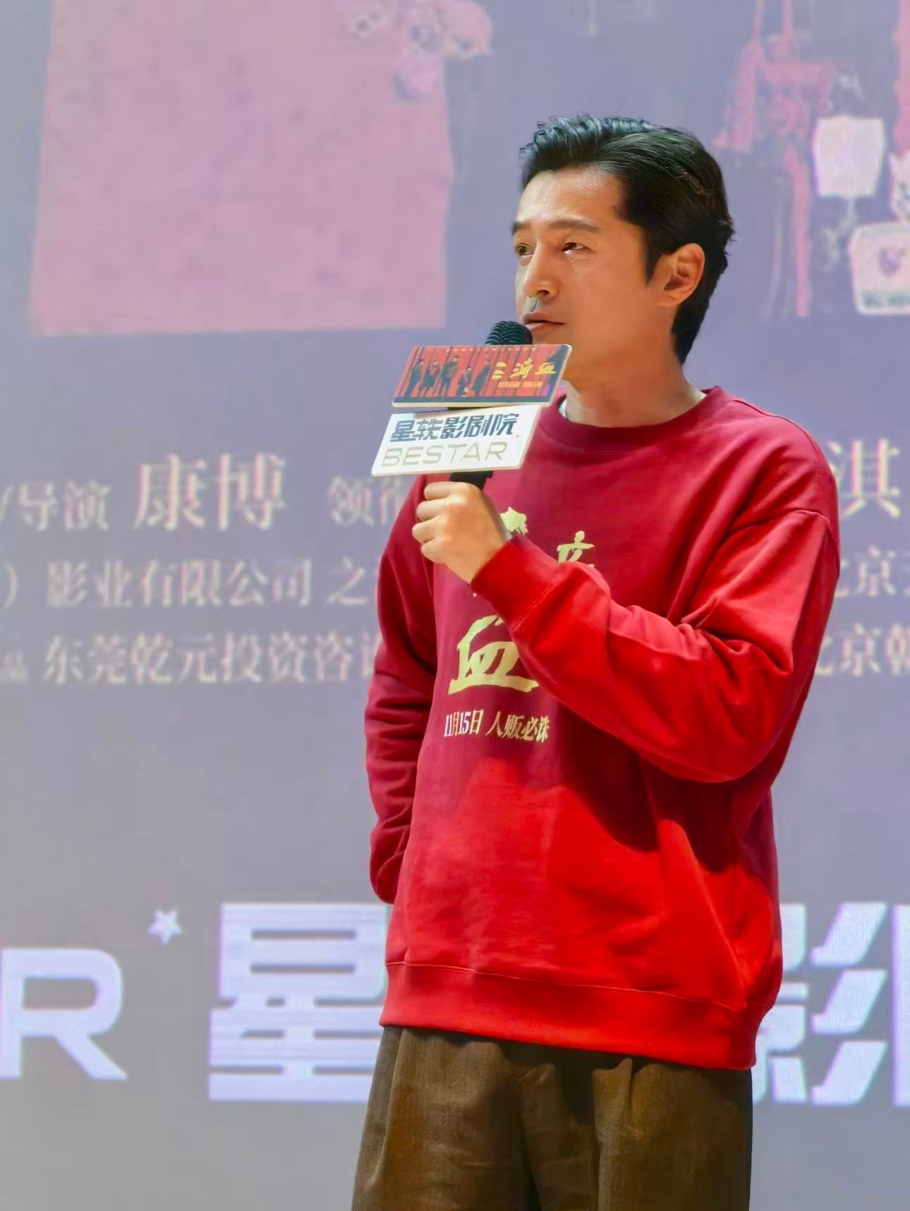 胡歌杭州路演生图，路人镜头里也是免检来的，极致的轮廓和骨相就是很抗打呀，出道这么