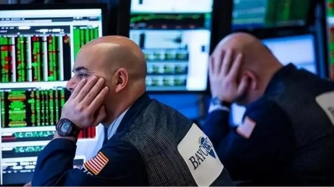 一旦中国今天清空全部7307亿美元美债，明天我们自己的出口企业，就将接不到一张新