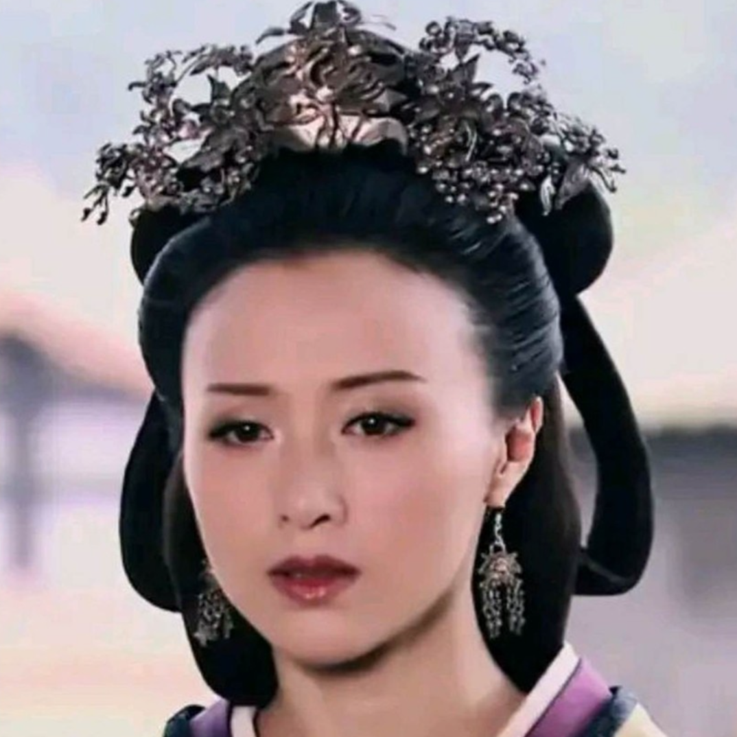 公元前195年，刘邦去世，薄姬跪在他的灵前痛哭。此时吕后走来，对她温柔地说：“你