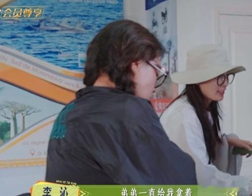 那英对张晚意说：“我觉得你老了以后，一定很讨厌啰里八嗦的……”张晚意不好意思地笑