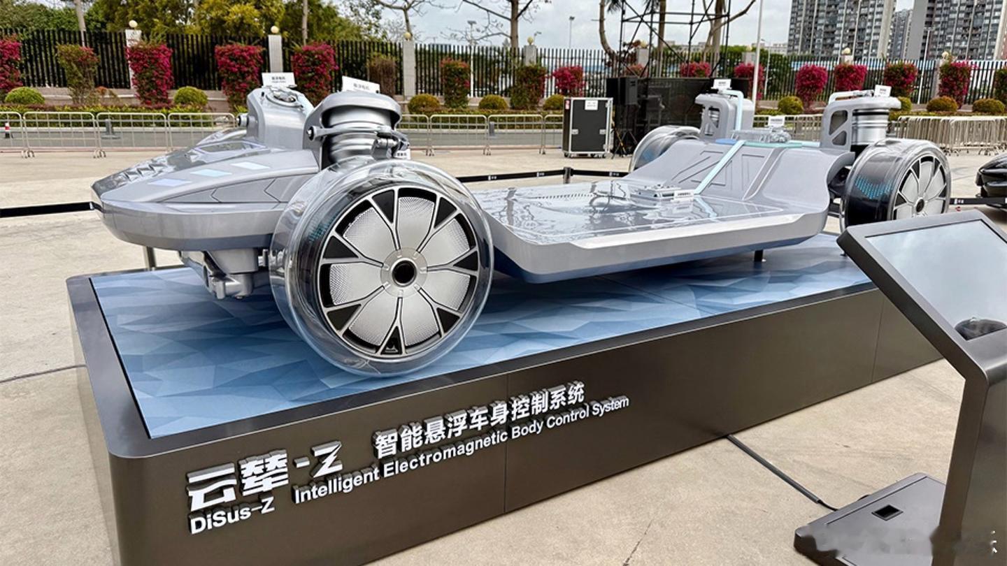 仰望u7仰望U7的布置其实有点精巧，车头不是那种长车头，但是布置下了那两个直径