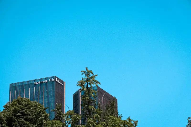 难受啊兄弟们，今天看着天际股份往下出溜，手痒得跟猫挠似的，可兜里比脸还干净——子