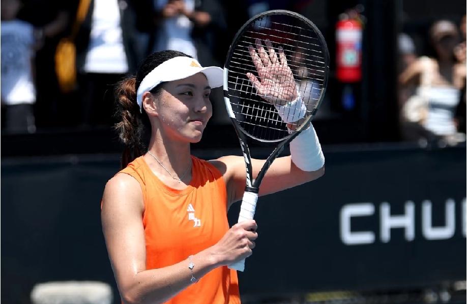 王欣瑜直接把奥斯塔彭科打抑郁了，握手环节全程一副臭脸。从第二盘后半段开始，奥斯