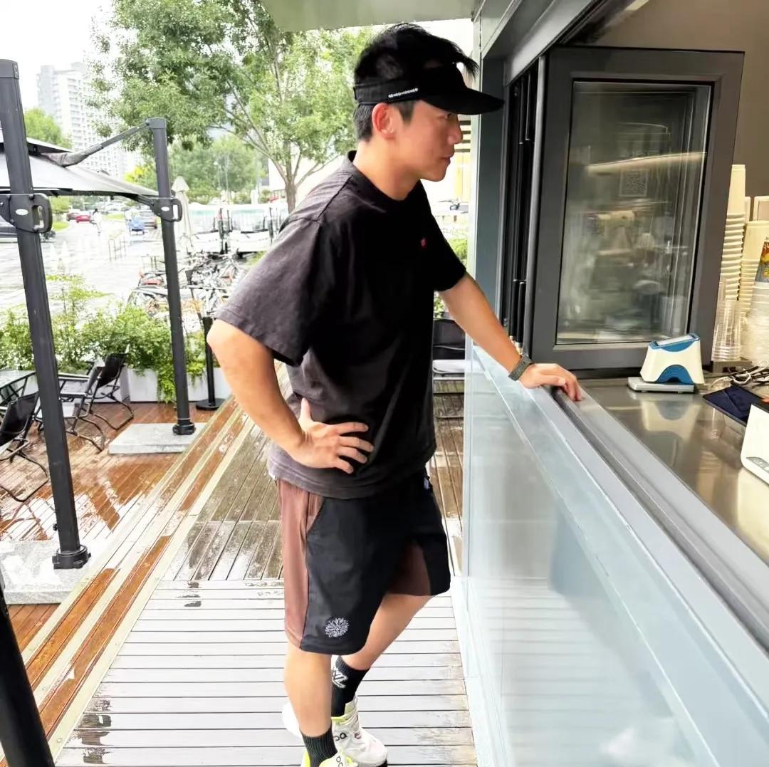 郑恺苗苗还在阿那亚度假，孩子们也都跟着一起！据说好多明星都在这买了房，经常会来这
