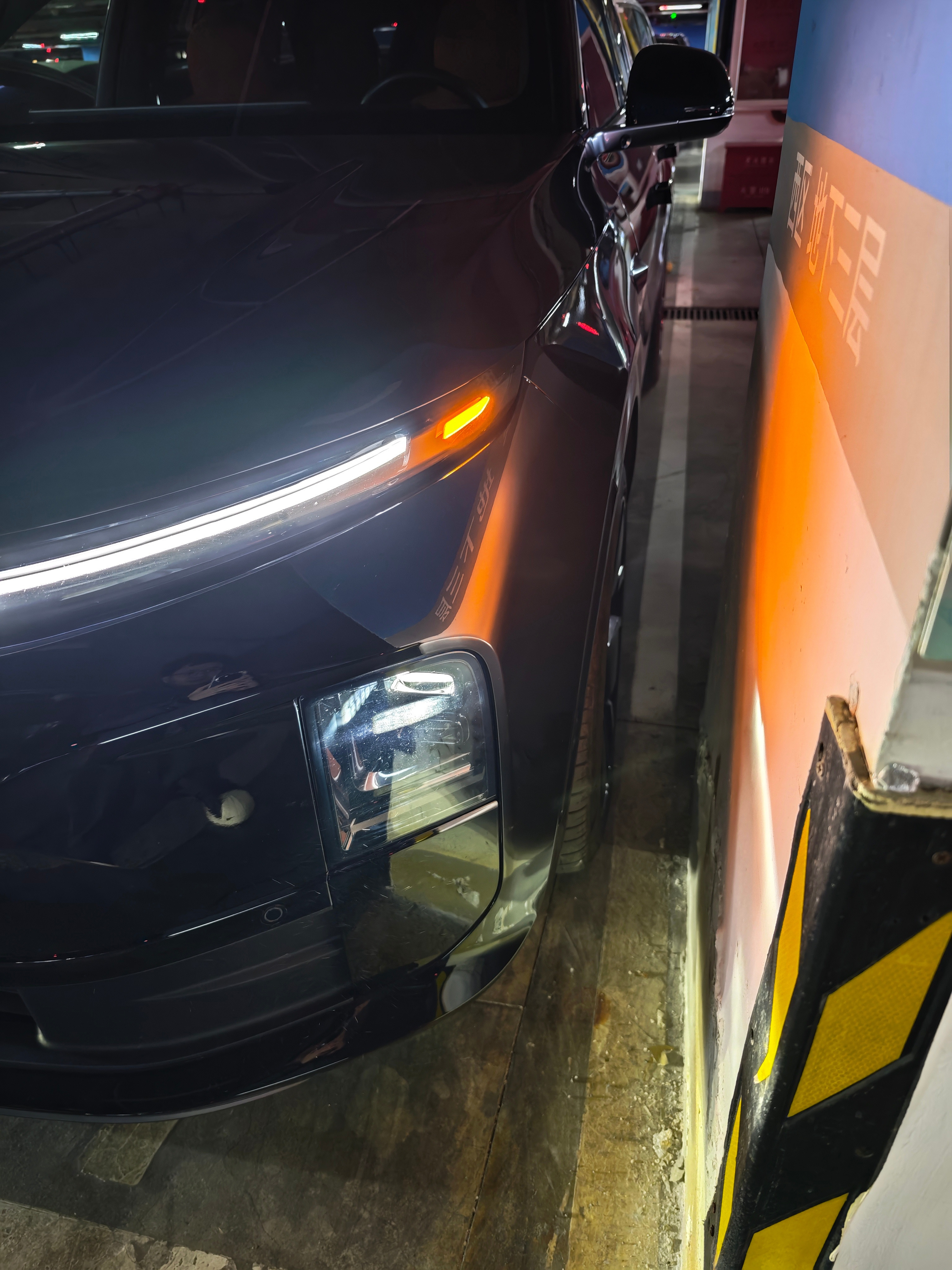 现在很多停车位做的实在太窄了，再加上车越来越宽，进出车位和上下车就特别局促像下面