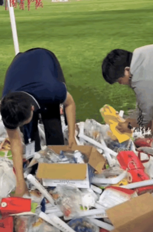 “看哭了”！山东枣庄，大学开毕业典礼，一名独臂拾荒老奶奶想进去捡瓶子却被安保拦下