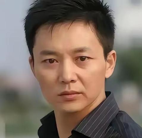 2001年，刘奕君拍戏回到家中，妻子吕梓媛冷着脸说，“我们离婚吧，一年到头不在家