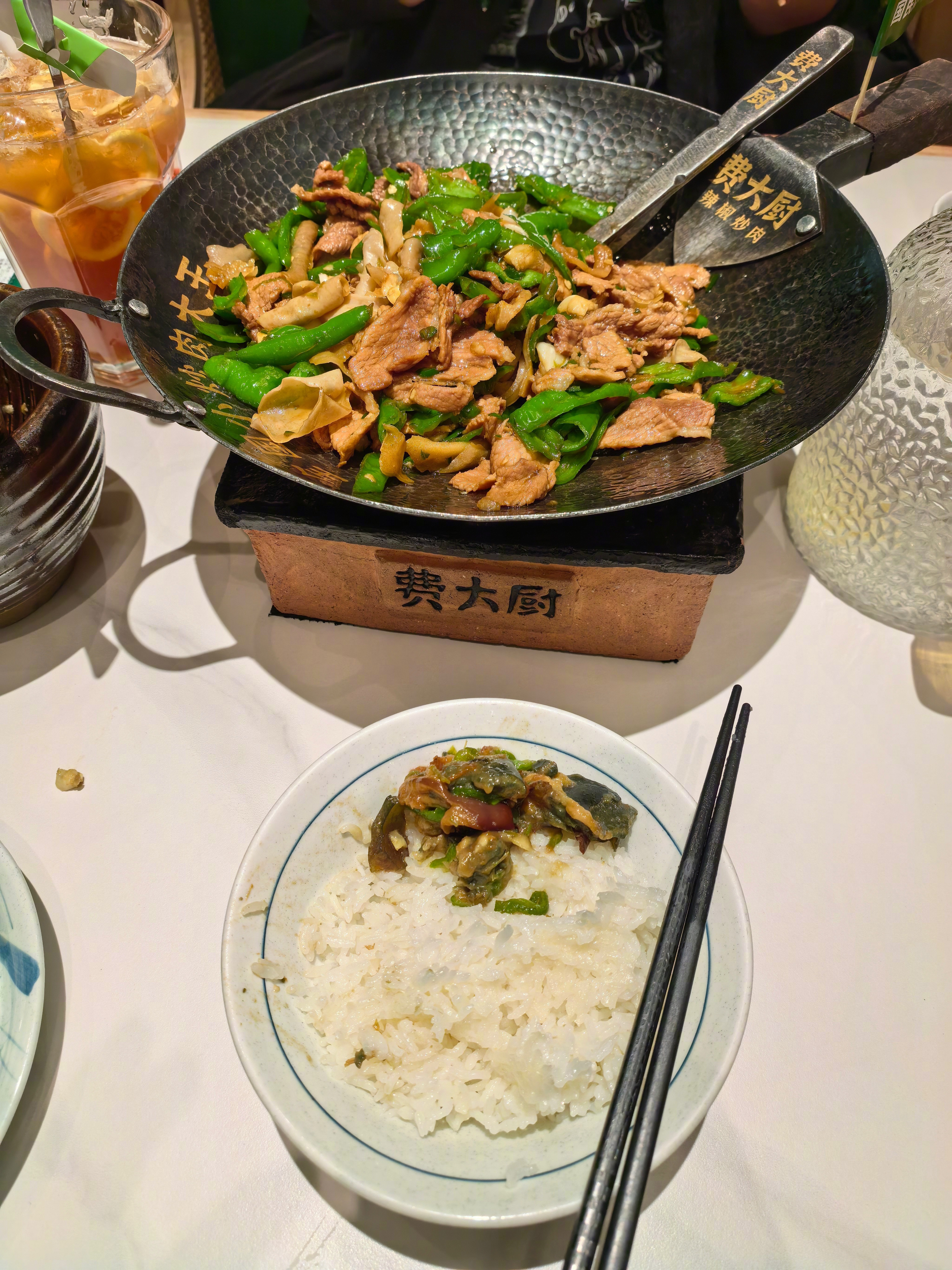 第一次吃费大厨连锁的辣椒炒肉，很下饭啊。炫。​​​