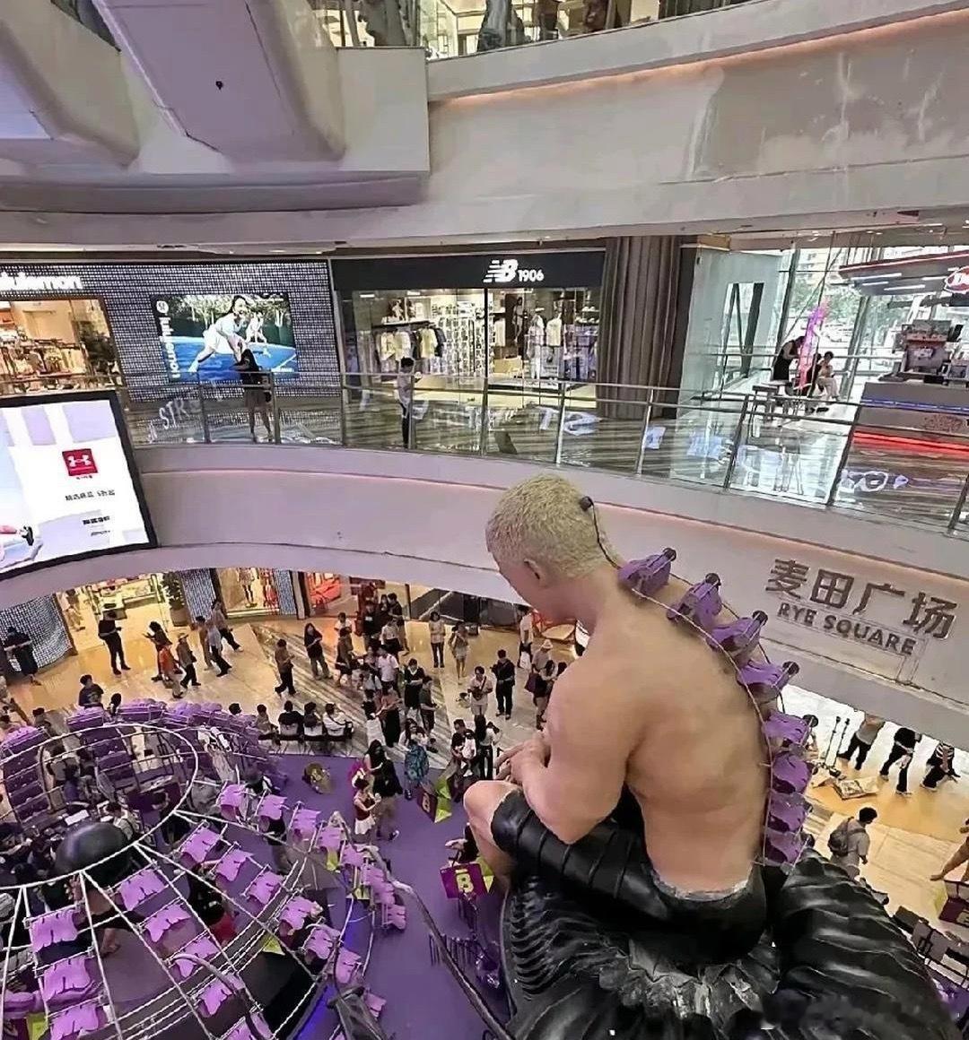 不怪那么多人围观，这个巨人确实非常霸气​​​
