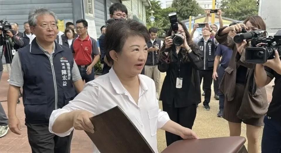 卢秀燕一句“忙市政”，把国民党主席政见会的风头都抢了！明明是在她的地盘台中办会，