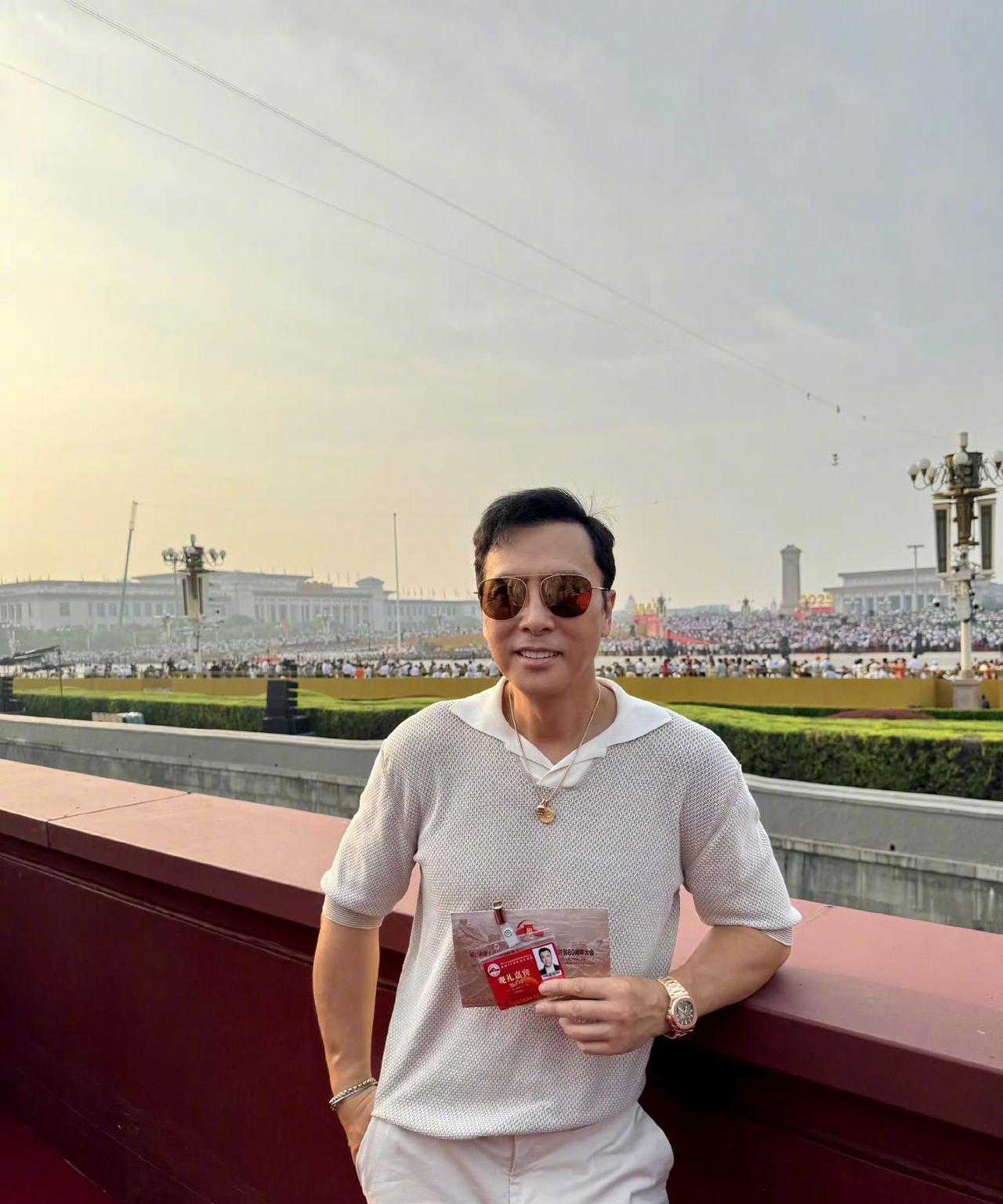 甄子丹受邀观礼九三阅兵，这一次，他让李连杰和整个娱乐圈沉默了！拿着邀请函的甄子