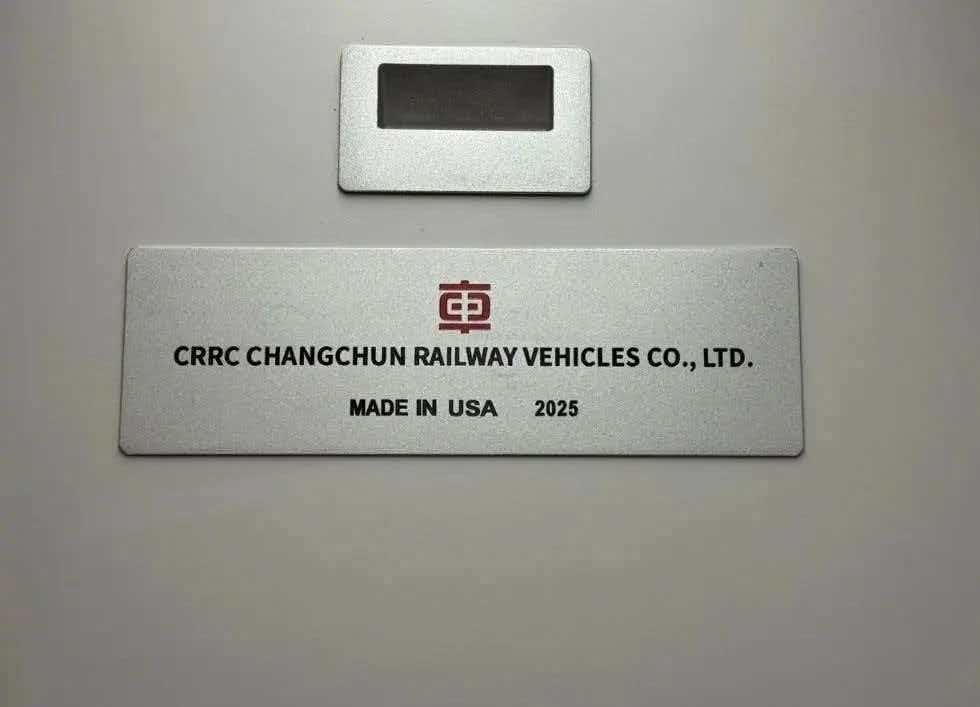 波士顿新的地铁列车，标着“美国制造”。可一看铭牌………