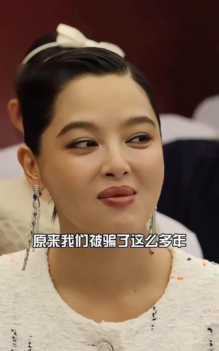 直到看到辛芷蕾的一张旧照，才终于明白她那3瓣唇是如何由来。原来我们被骗了这么多年