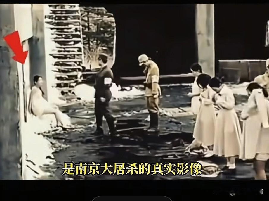 日本鬼子在南京大屠杀期间，罪恶的行径让人惨不忍睹，画面中坐在墙角边的这个女子，直