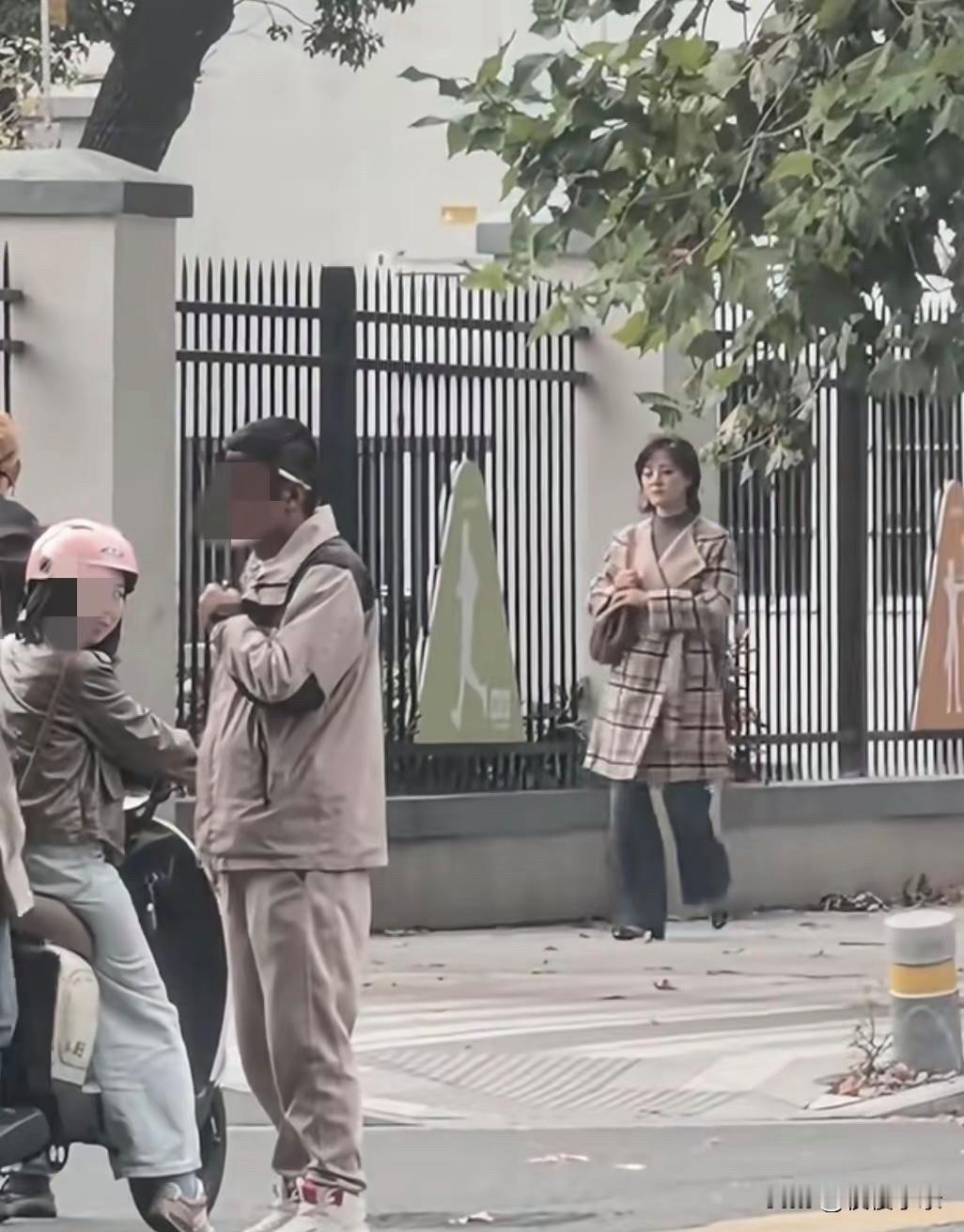 网友过马路碰见孙俪本人太美了脸超小皮肤很白看着比电视上还要美！孙俪