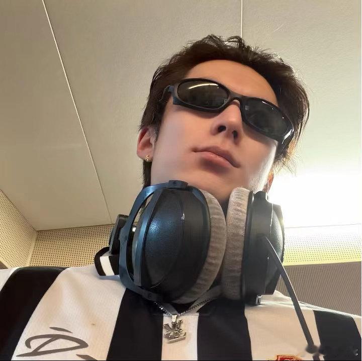 #王鹤棣#哥，我要上班了，下班见～😘​