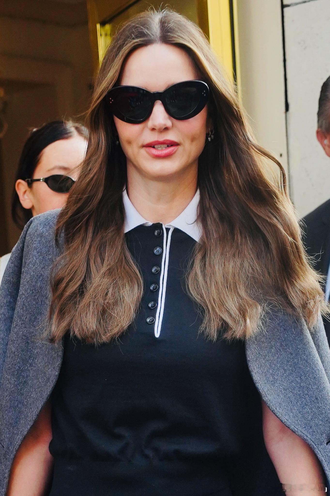 MirandaKerr米兰达可儿在巴黎外出，披着一件灰色大衣离开酒店