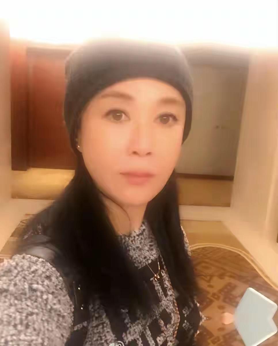 她是个大美女，曾经大红大紫，家喻户晓，36岁离婚，52岁入狱，59岁独生子去世，