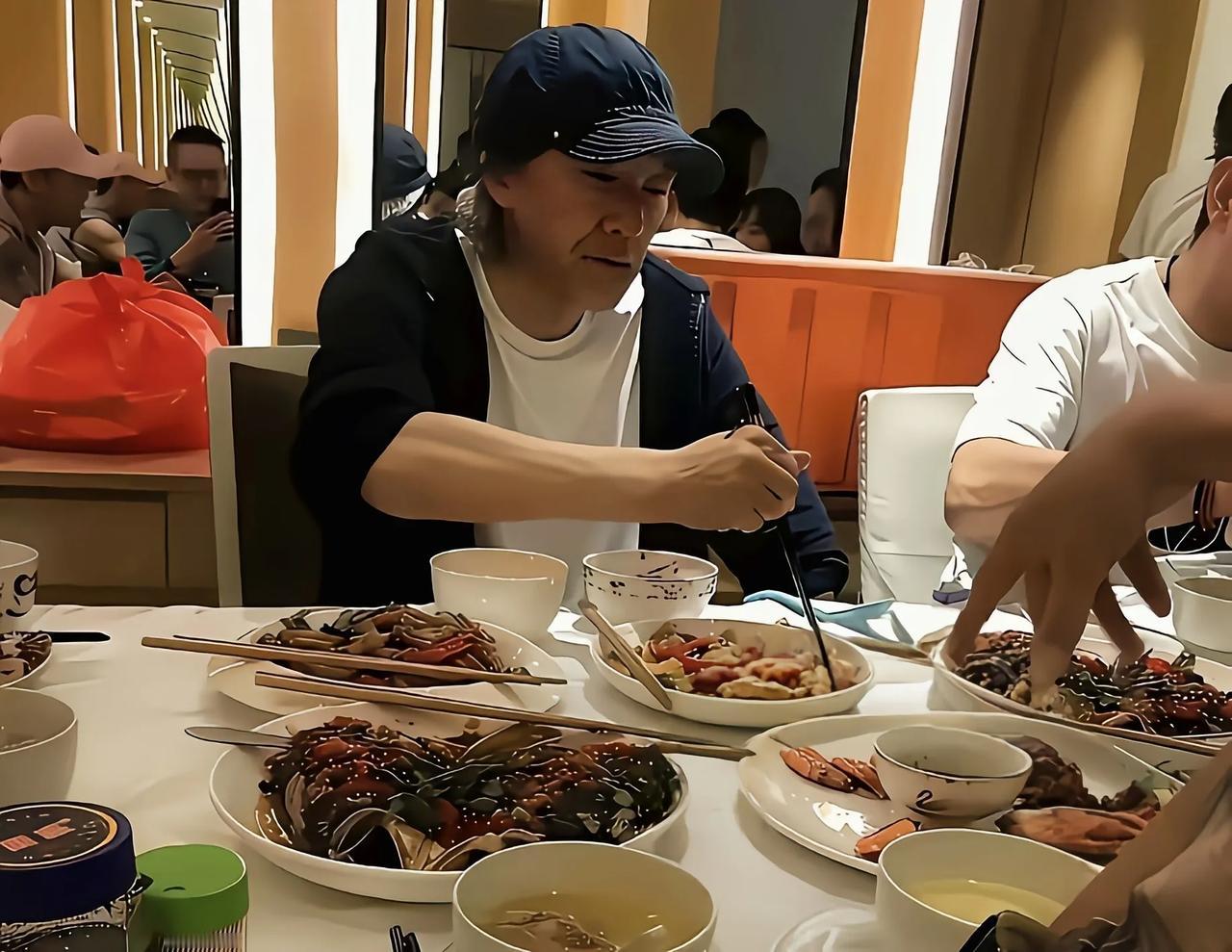 62岁的周星驰突然登上热搜，就因为深夜打包剩菜被网友嘲笑太抠前阵子有张照片挺