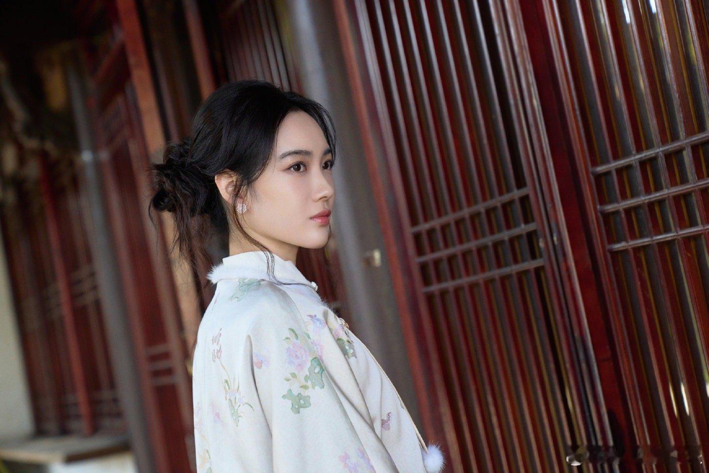 赵嘉敏新中式美人赵嘉敏把新中式韵味穿在了身上！《玉茗茶骨》首映礼造型雅致满分，