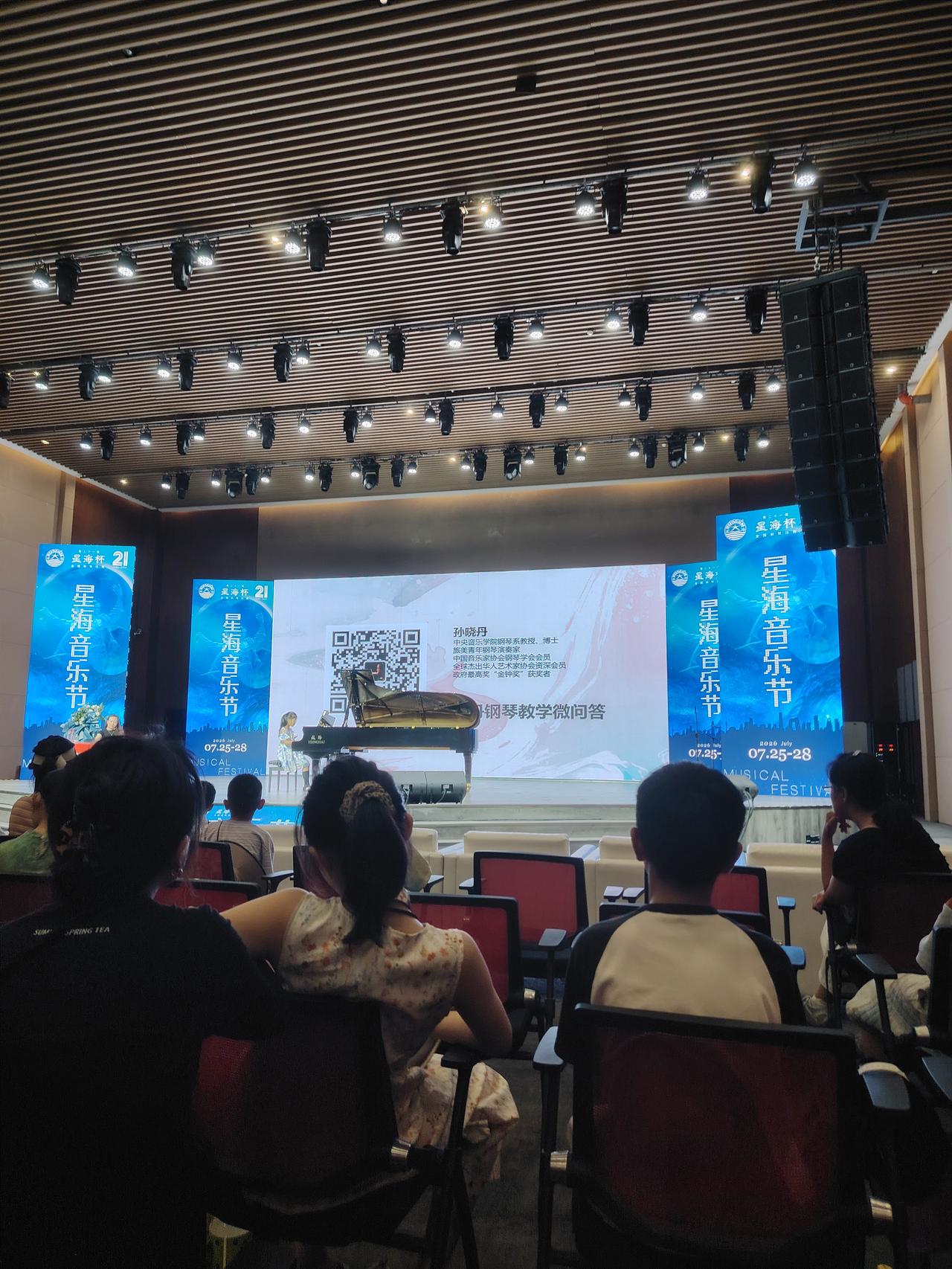 北京之行第一天状况百出，晚上入住五环外宾馆休息前发现找不到行李箱了，里面放有小妞